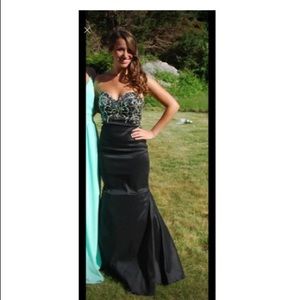 Size 4 mermaid prom dress, black with silver bested too, comfortable